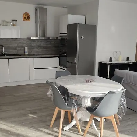 Jolie Petite Maison à 50 Mètres De La Villa *